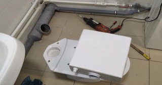 Установка напольного унитаза в Верхней Пышме: монтаж под ключ от СантехДомВрх от 5244 рублей.